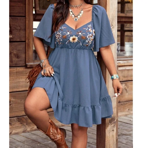 Plus Navy Blue Floral Embroidered Sweetheart Neckline Butterfly Sleeve Dress - Picture 7 of 9